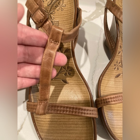 Women Kenneth Cole reaction brown tan wedge leather sandal shoe heel cork 7.5 - Picture 6 of 16